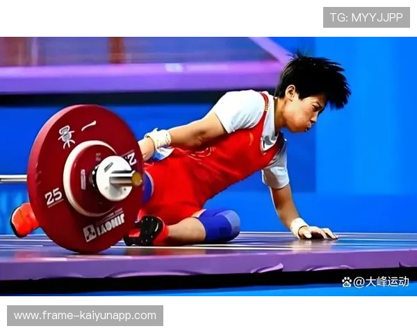 世界举重场出现惊天一举，杠铃直接被甩弯
